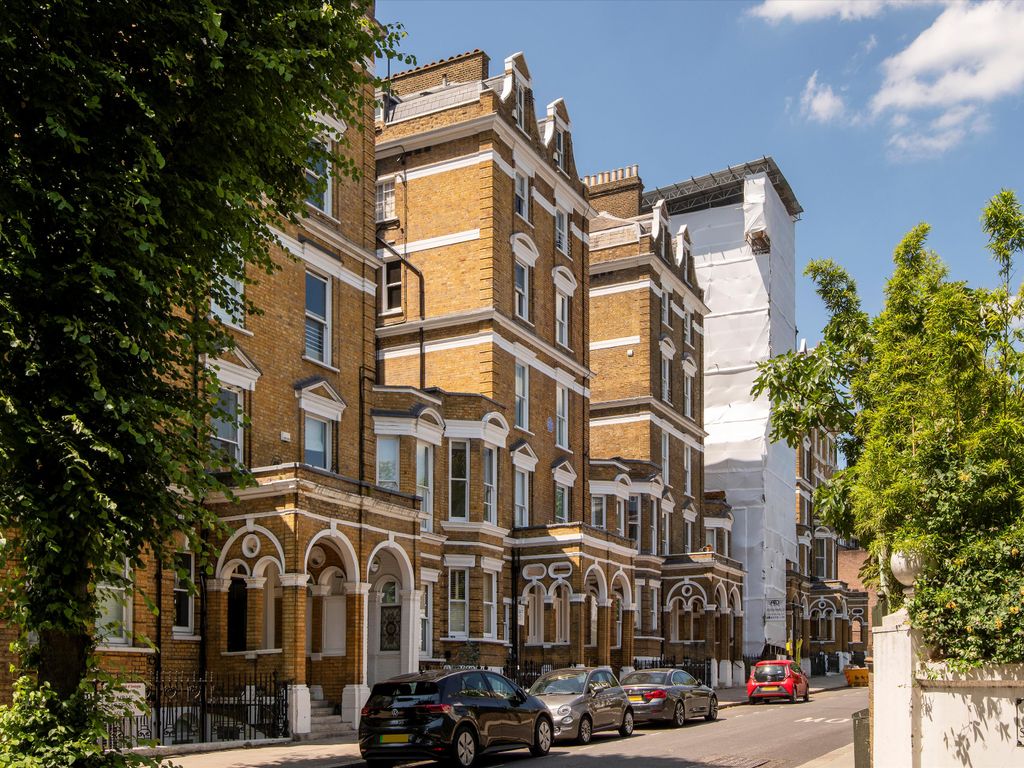1 bed flat for sale in Airlie Gardens, London W8, £650,000