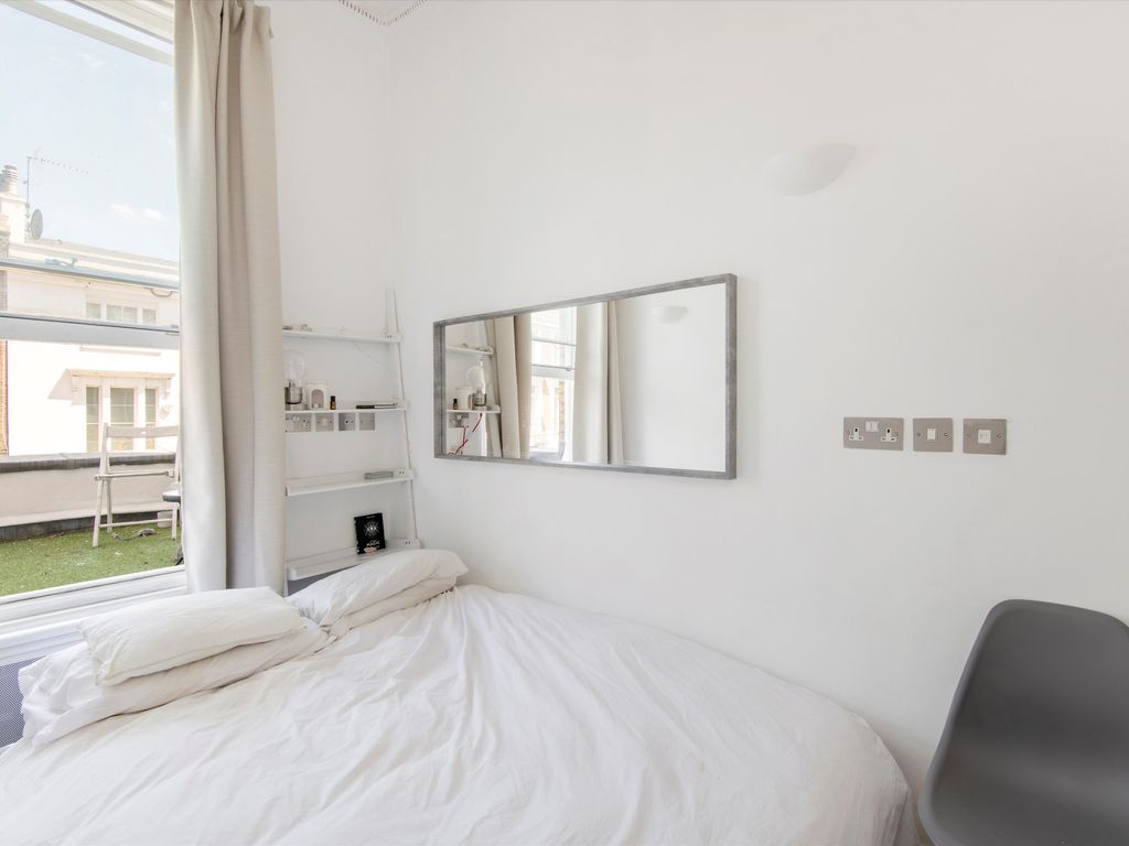 1 bed flat for sale in Airlie Gardens, London W8, £650,000