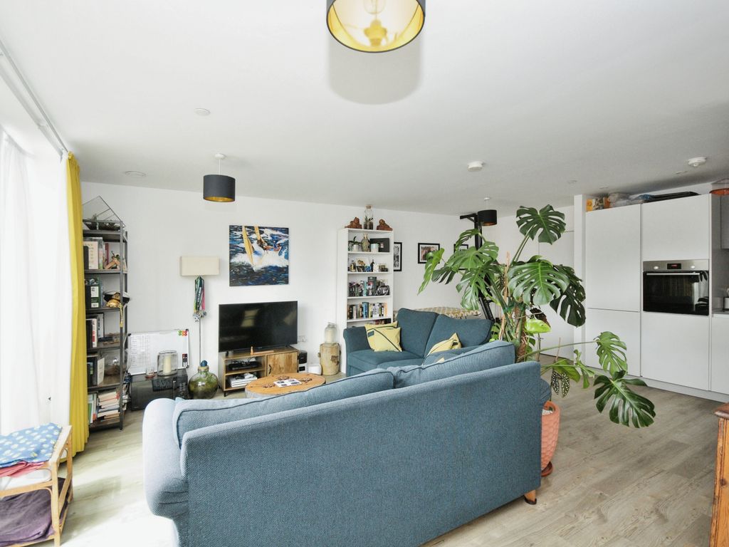 1 bed flat for sale in Goodwood Road, London SE14, £400,000