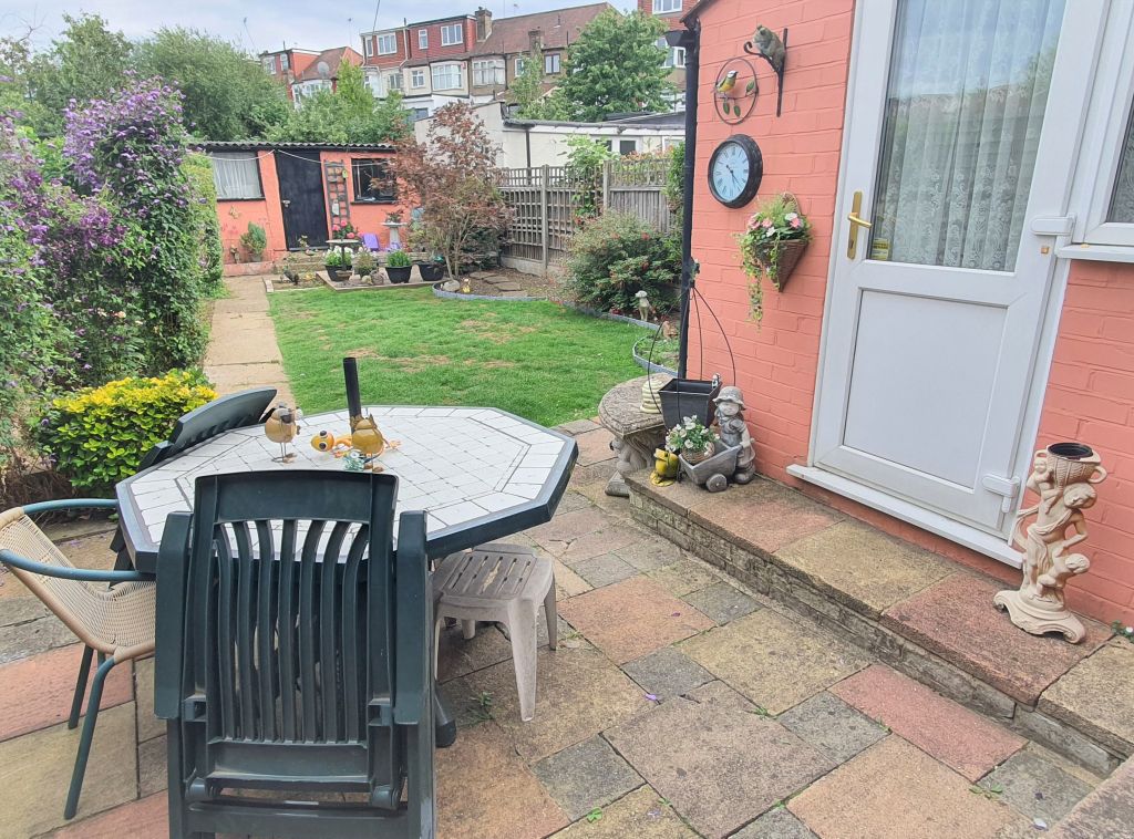 3 bed end terrace house for sale in Parkside Gardens, East Barnet, Barnet EN4, £600,000