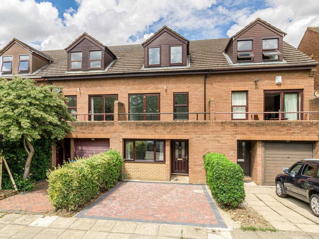5 bed town house for sale in Bradwell Common Blvd, Bradwell Common MK13, £375,000