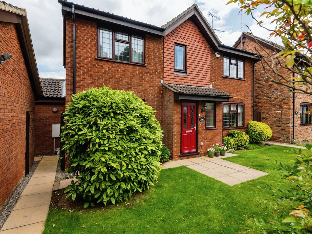 4 bed detached house for sale in Woodmere, Luton LU3, £475,000