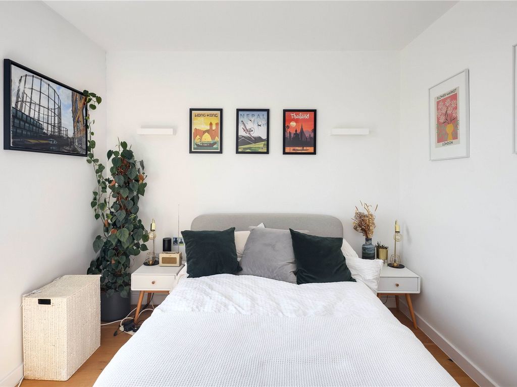 1 bed flat for sale in Rosina Street, Homerton, London E9, £360,000