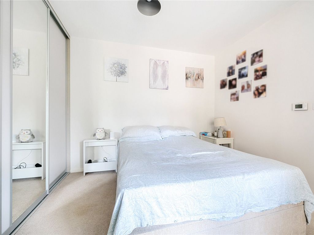 1 bed flat for sale in Dollis Valley Drive, Barnet EN5, £360,000