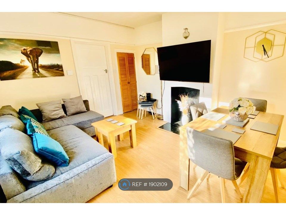 2 bed maisonette to rent in Kenilworth Road, Ashford TW15, £1,900 pcm