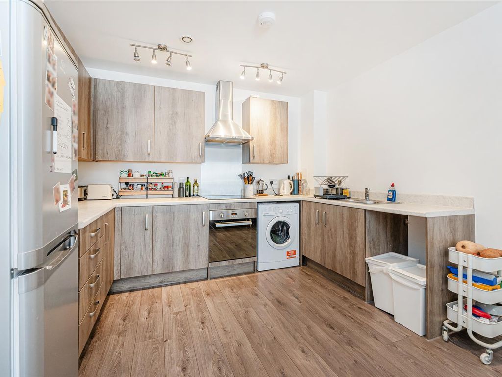 2 bed flat for sale in Thornbury Way, London E17, £385,000