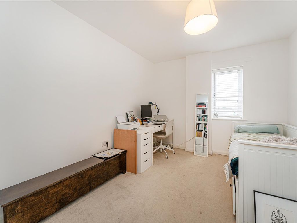 2 bed flat for sale in Thornbury Way, London E17, £385,000