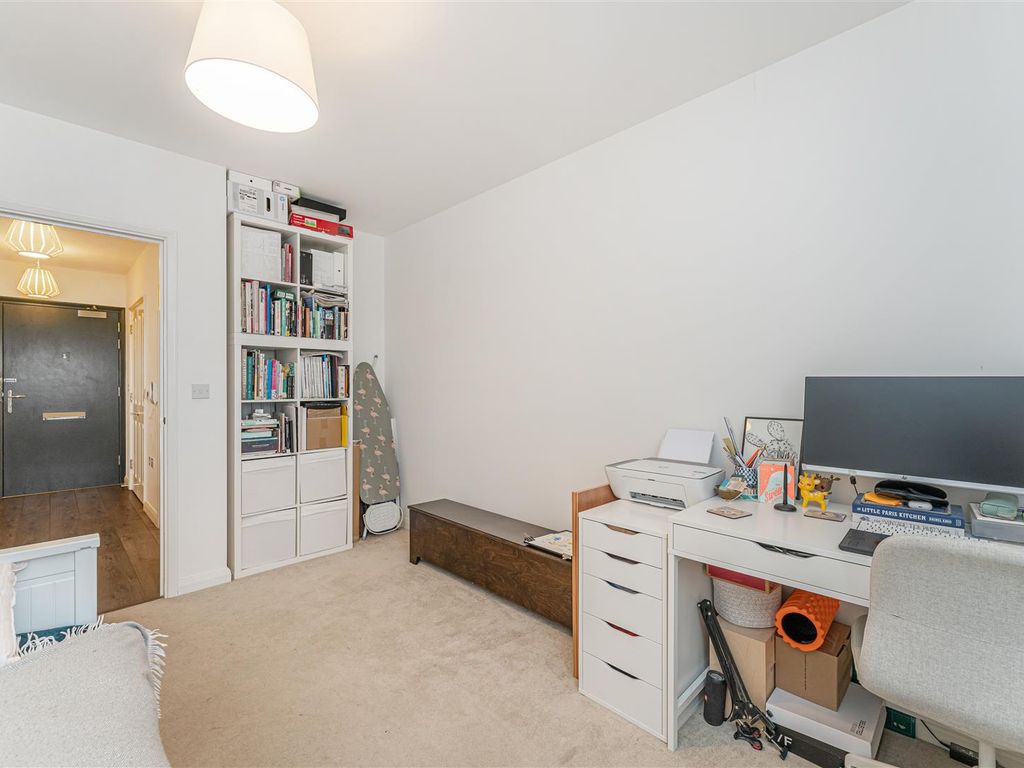 2 bed flat for sale in Thornbury Way, London E17, £385,000