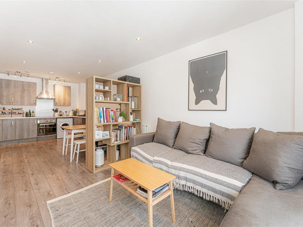 2 bed flat for sale in Thornbury Way, London E17, £385,000