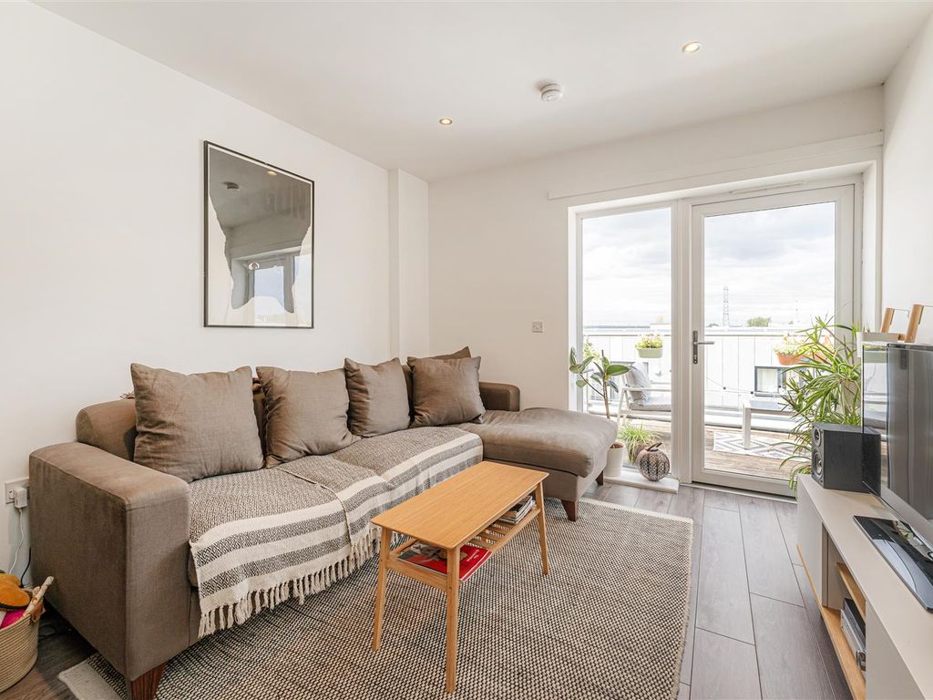 2 bed flat for sale in Thornbury Way, London E17, £385,000