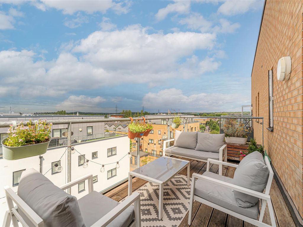 2 bed flat for sale in Thornbury Way, London E17, £385,000