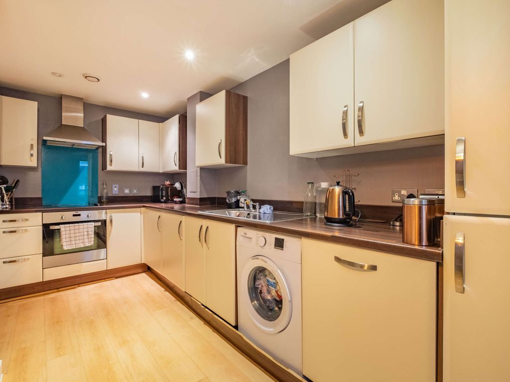 3 bed flat for sale in Seven Sisters Road, London N4, £600,000