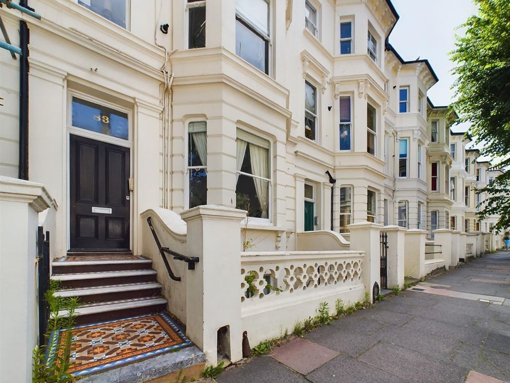 2 bed flat for sale in Buckingham Road, Brighton BN1, £350,000