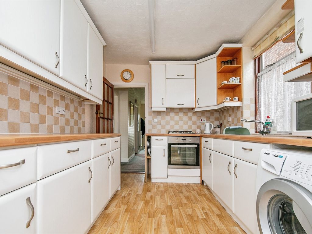 3 bed detached house for sale in Chilton Road, Ipswich IP3, £395,000
