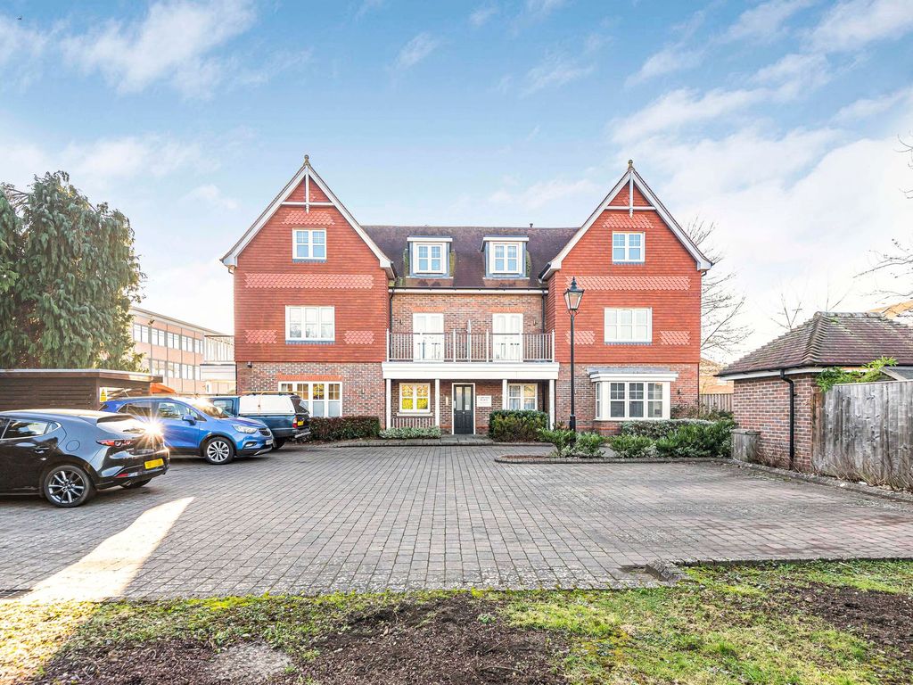 2 bed flat for sale in Carlton Place, Marlow SL7, £400,000