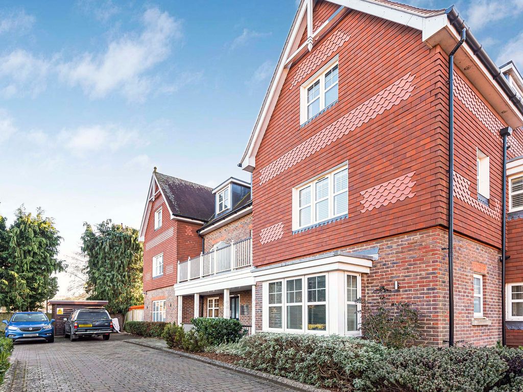 2 bed flat for sale in Carlton Place, Marlow SL7, £400,000