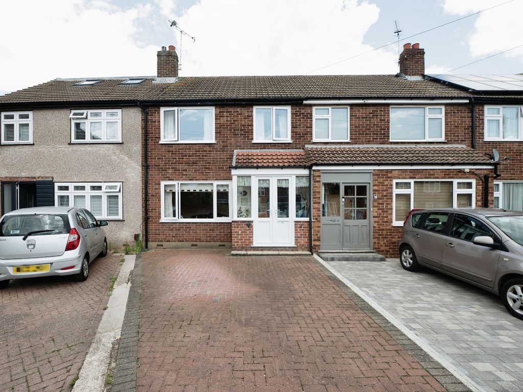 3 bed terraced house for sale in Frinton Road, Romford RM5, £350,000