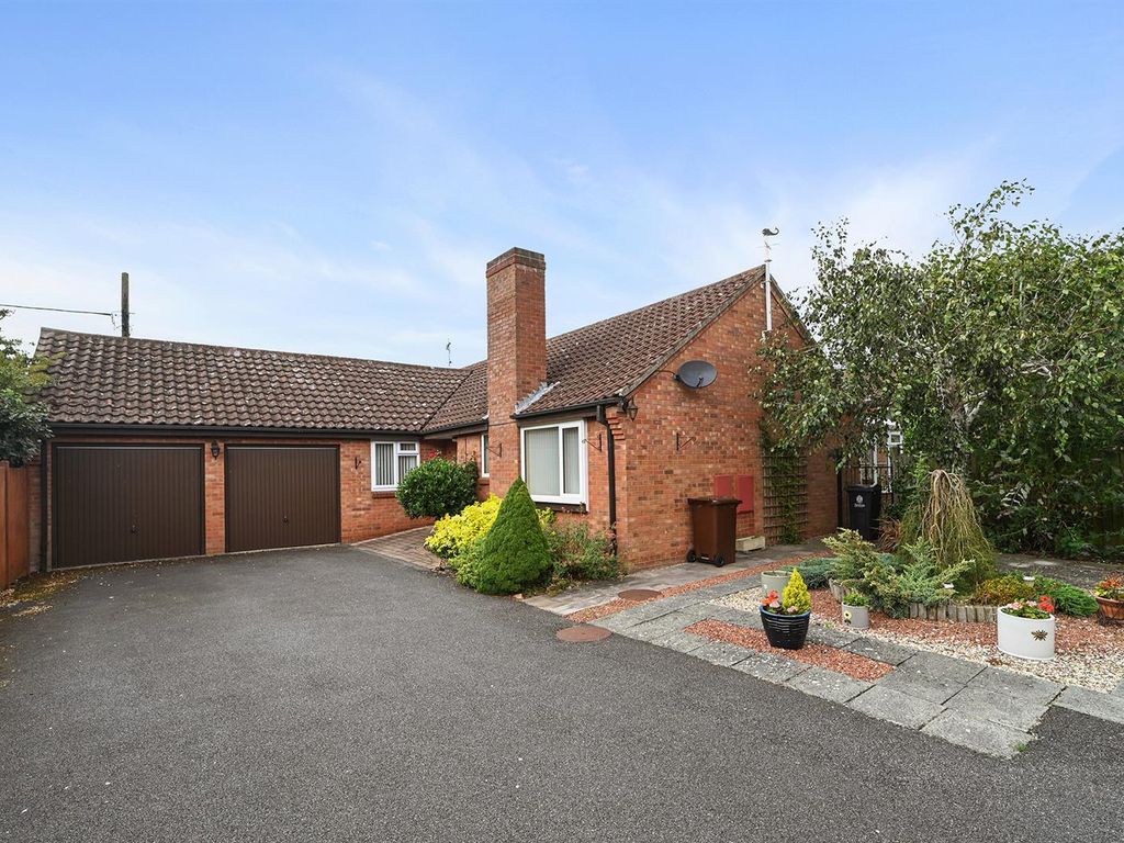 3 bed bungalow for sale in Chapel Croft, Ardleigh, Colchester CO7, £425,000