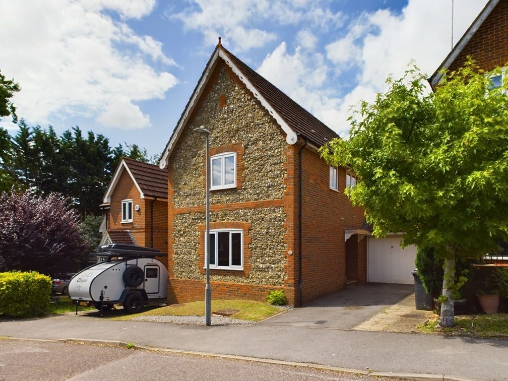 3 bed link-detached house for sale in Thanstead Copse, Loudwater, High Wycombe HP10, £550,000