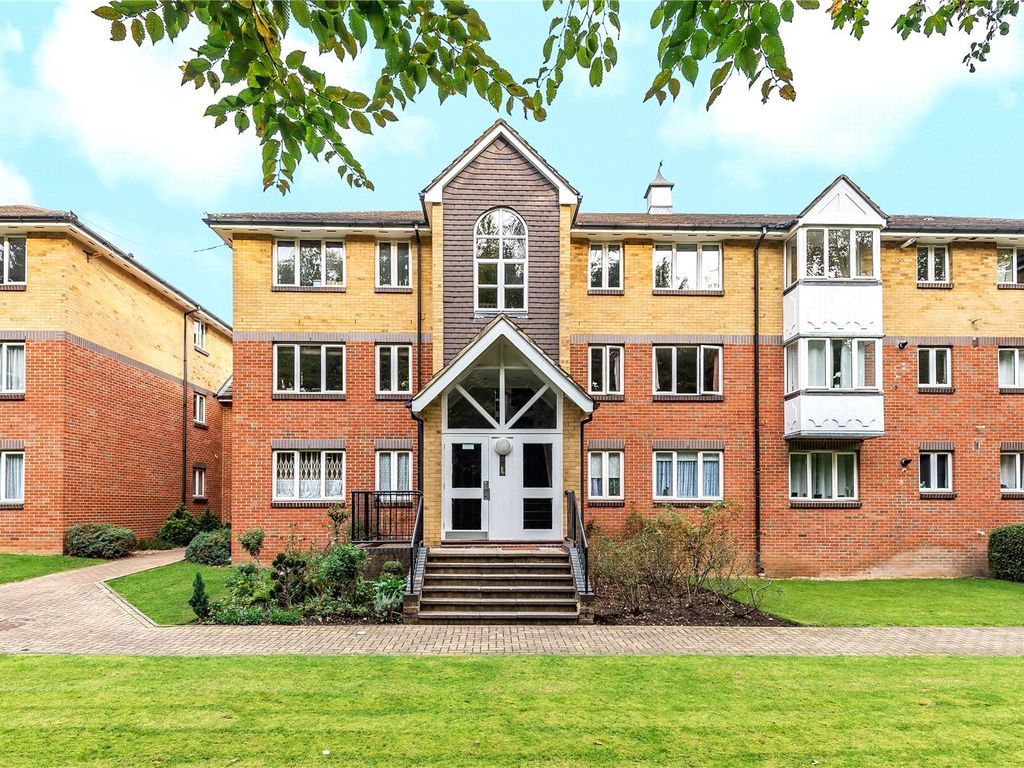 2 bed flat for sale in Cherry Court, Hatch End, Middlesex HA5, £395,000