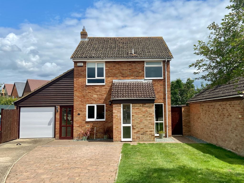 3 bed detached house for sale in Golders Close, Ickford, Aylesbury HP18, £500,000