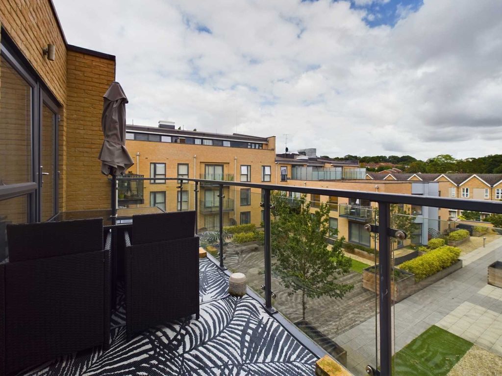 2 bed flat for sale in Blackwell House, Nash Mills Wharf HP3, £350,000