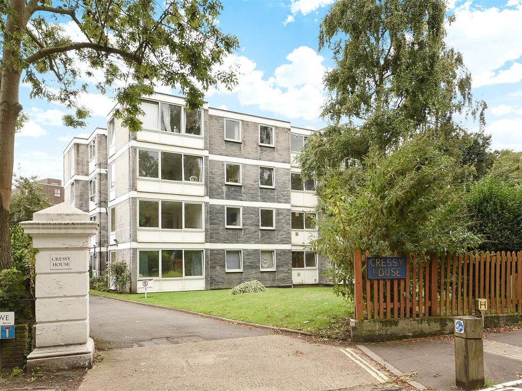 2 bed flat for sale in Queens Ride, London SW13, £450,000
