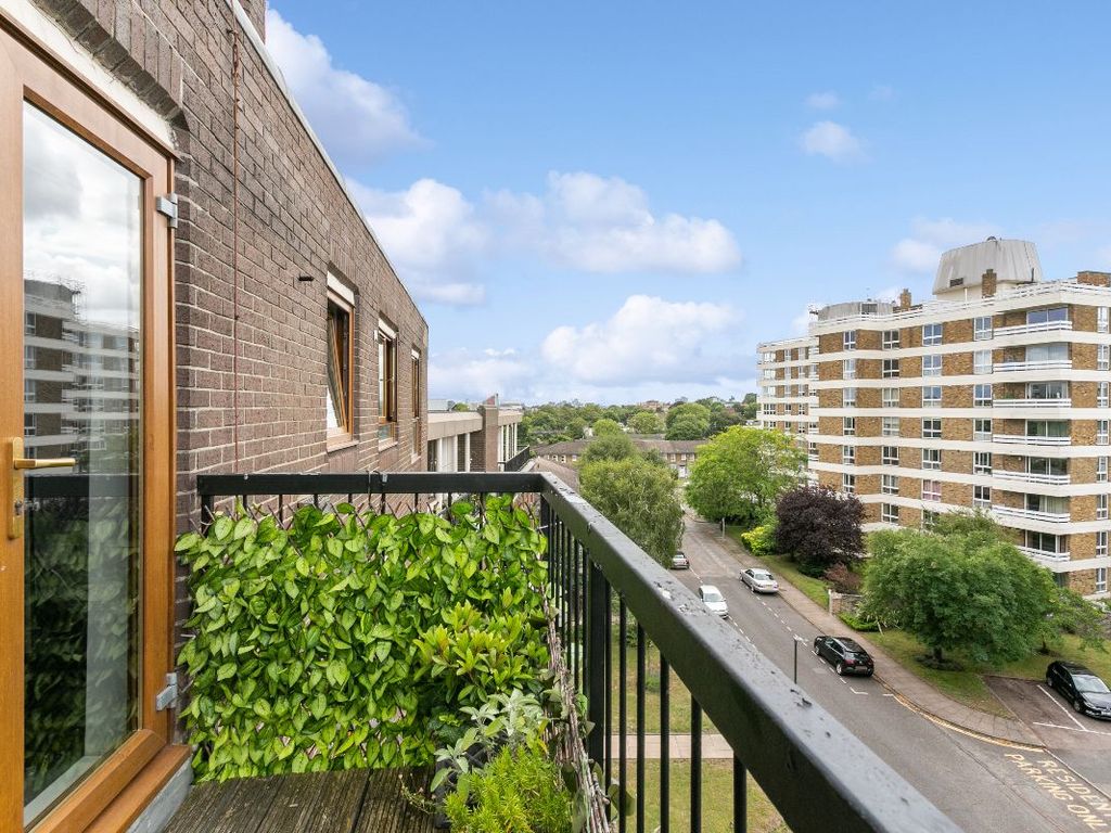 2 bed flat for sale in Warwick Drive, London SW15, £560,000