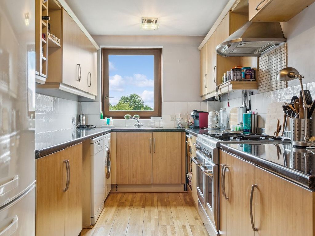 2 bed flat for sale in Warwick Drive, London SW15, £560,000