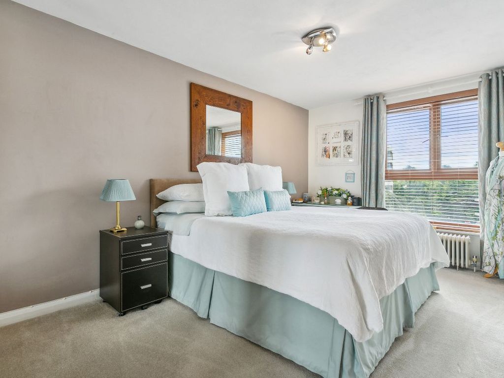 2 bed flat for sale in Warwick Drive, London SW15, £560,000