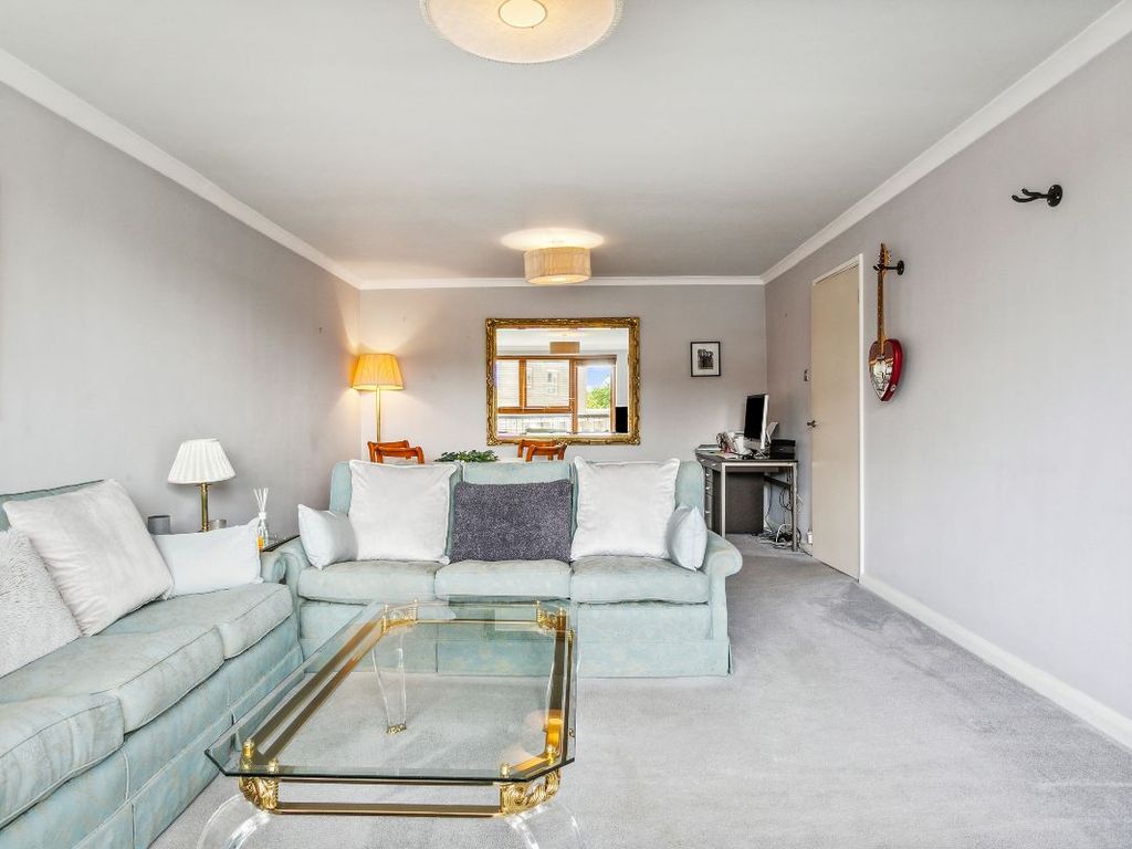 2 bed flat for sale in Warwick Drive, London SW15, £560,000