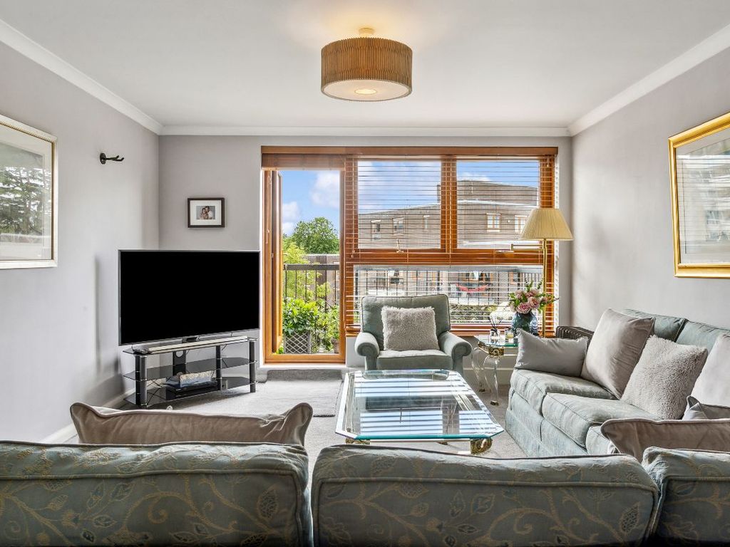 2 bed flat for sale in Warwick Drive, London SW15, £560,000