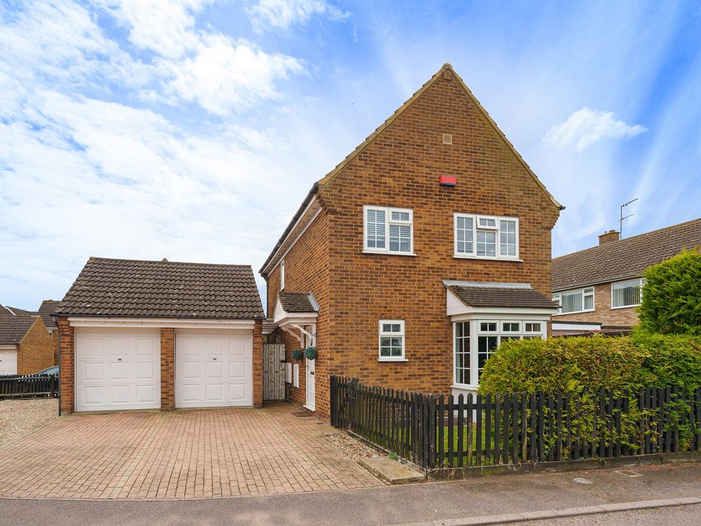 4 bed detached house for sale in Sanderson Close, Westoning MK45, £400,000