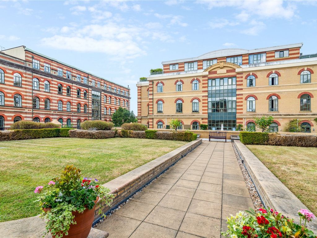 1 bed flat for sale in Brasenose Drive, Barnes SW13, £600,000