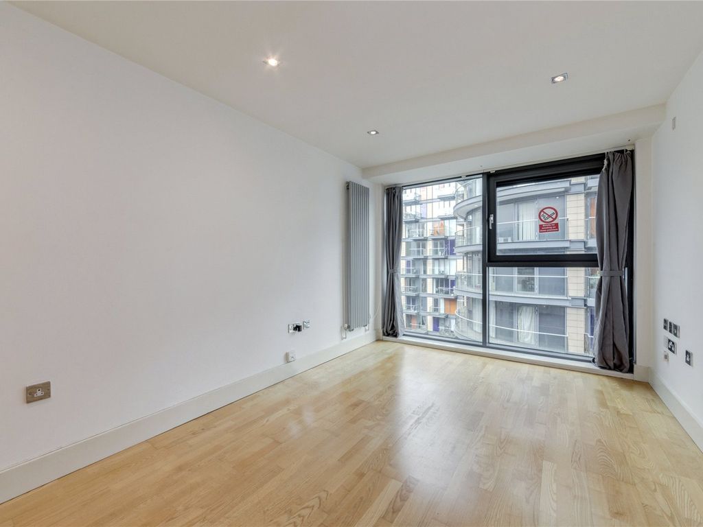 1 bed flat for sale in Millharbour, Millwall E14, £350,000