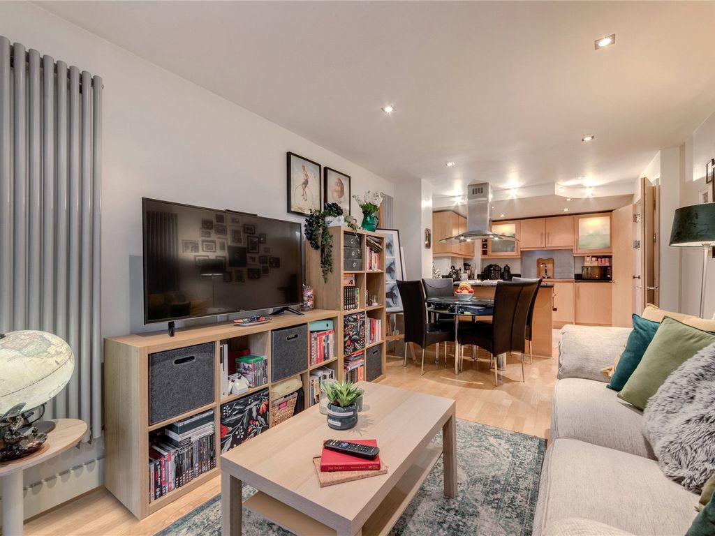 1 bed flat for sale in Millharbour, Millwall E14, £375,000
