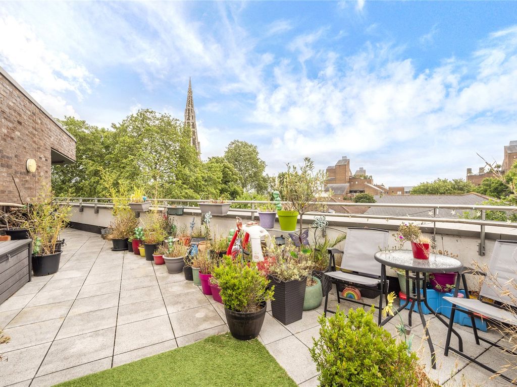 3 bed flat for sale in Cleat Court, 149B Manchester Road E14, £600,000