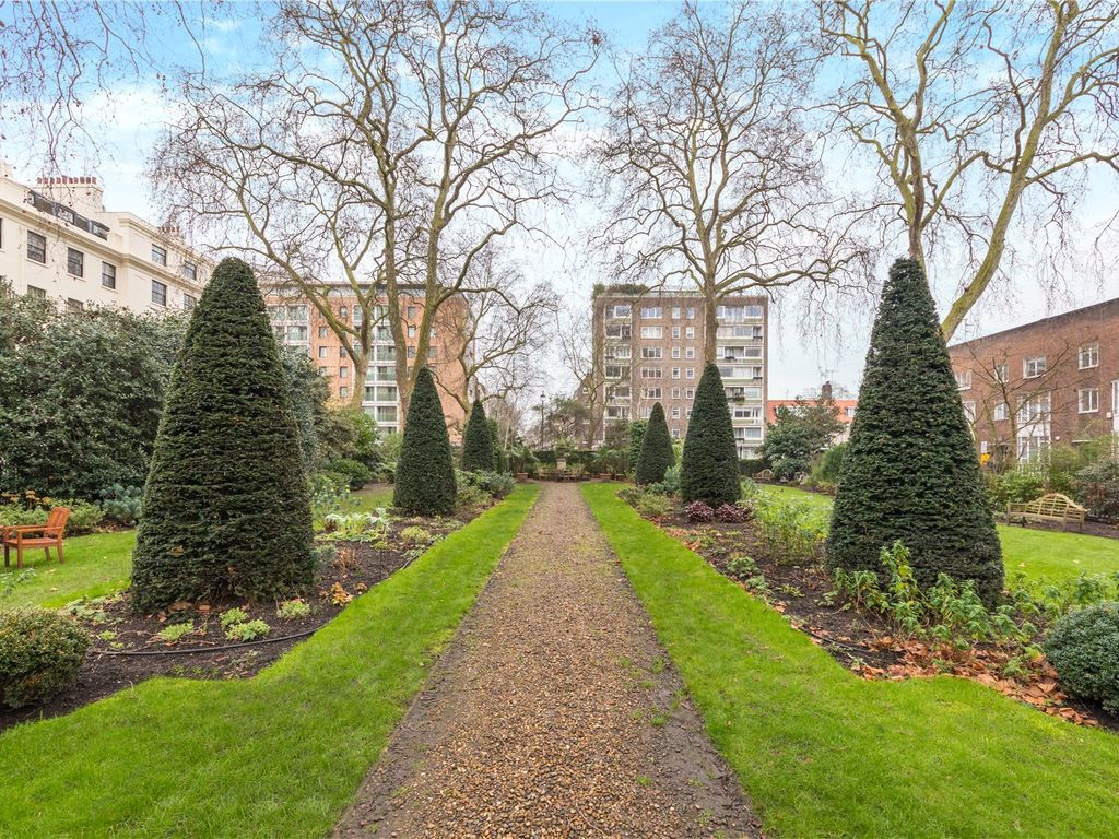 1 bed flat for sale in Hyde Park Square, Hyde Park W2, £495,000