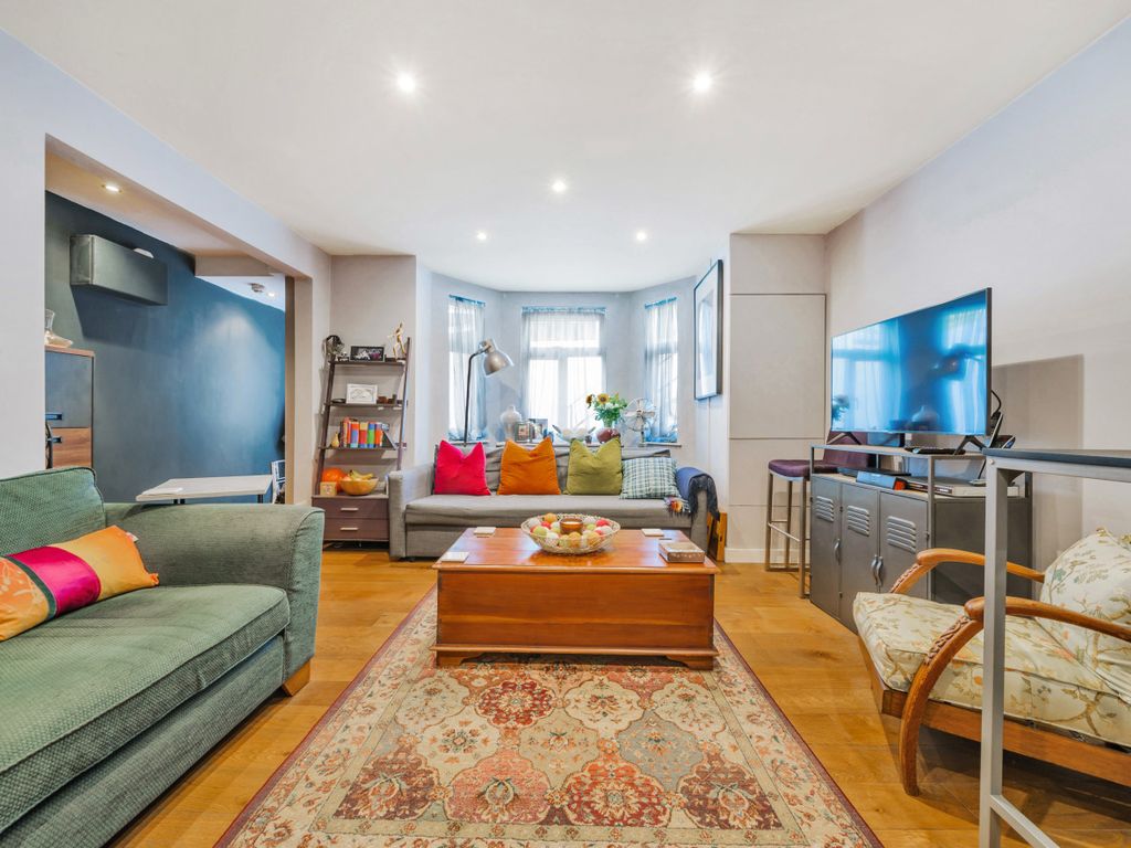 1 bed flat for sale in Greyhound Road, London W14, £400,000