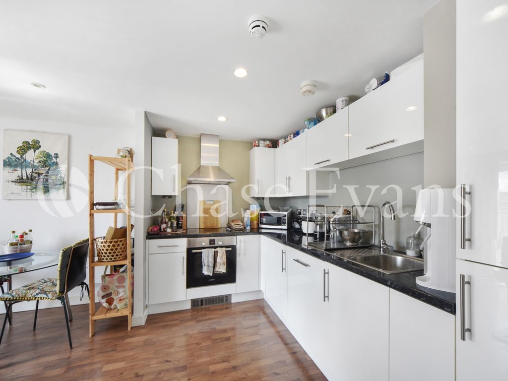 2 bed flat for sale in Bevan Court, Tredegar Road, Bow E3, £425,000