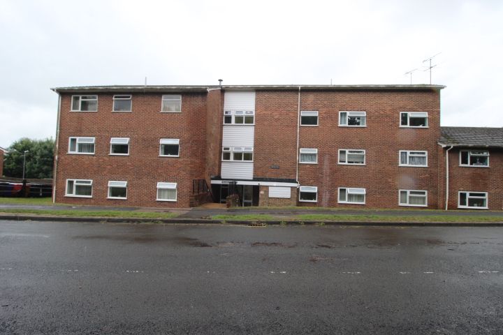 2 bed flat to rent in Black Path, Polegate BN26, £1,200 pcm