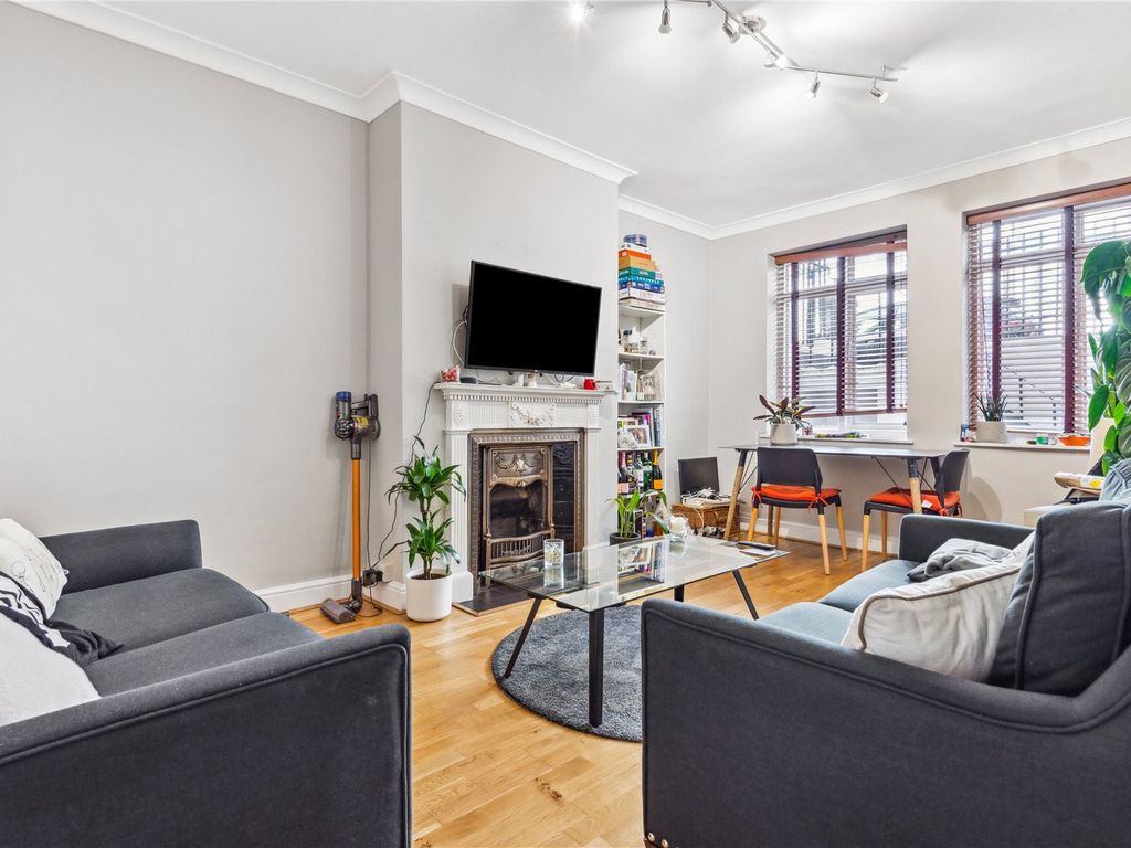 1 bed flat for sale in Crookham Road, Parsons Green SW6, £550,000