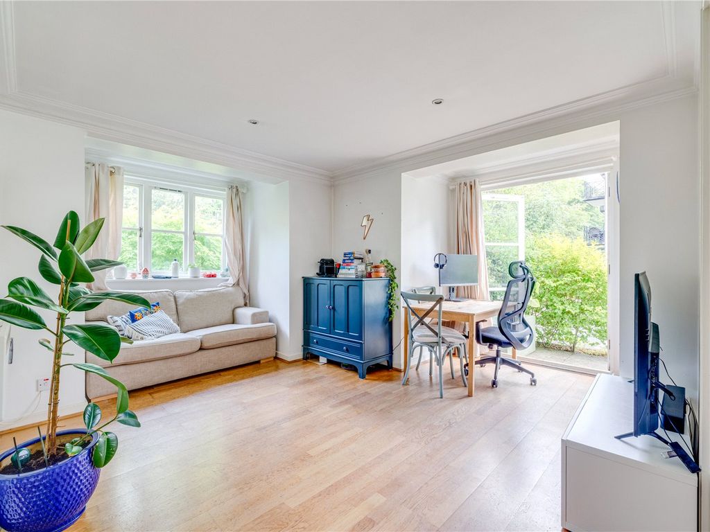 1 bed flat for sale in Brompton Park Crescent, Fulham Broadway SW6, £425,000