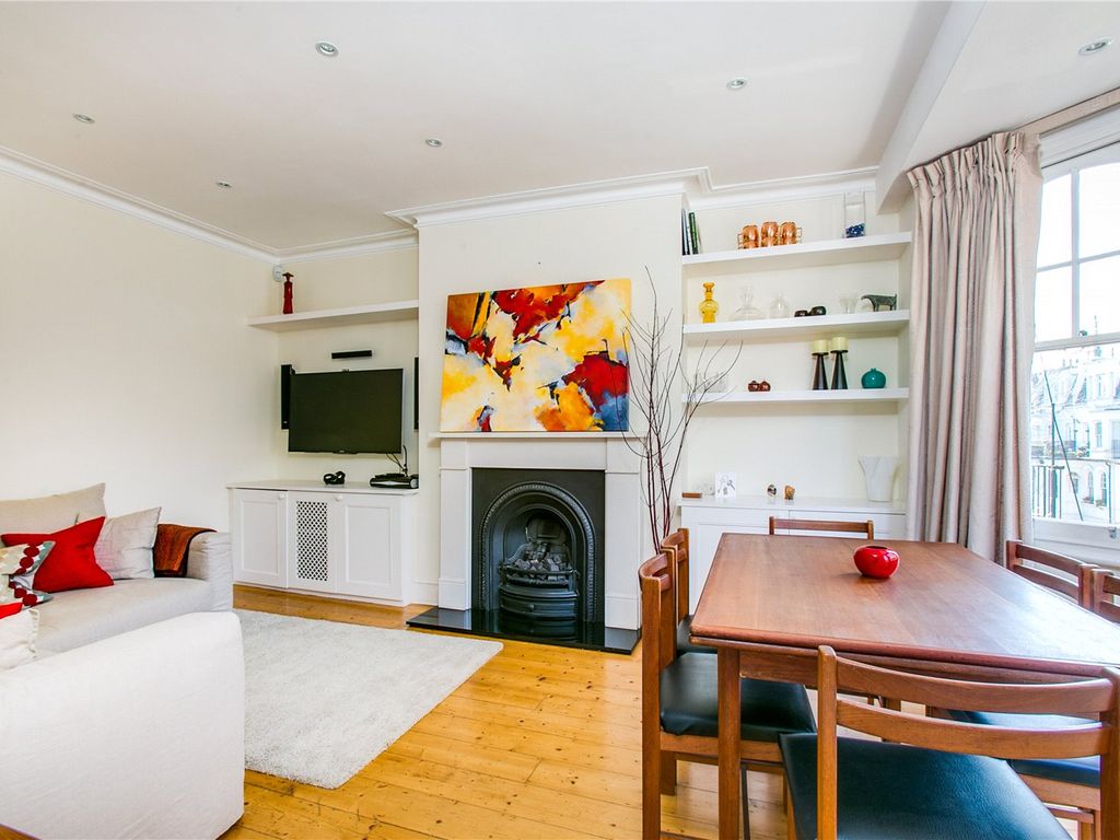 3 bed flat to rent in Crookham Road, Fulham SW6, £3,100 pcm