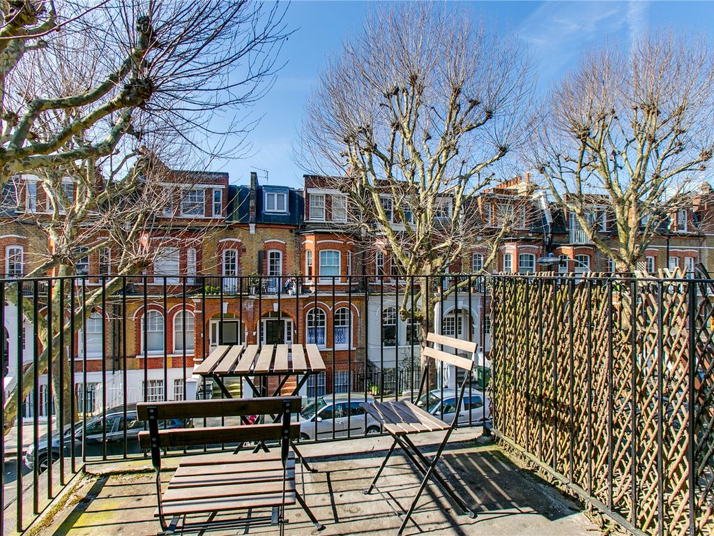 3 bed flat to rent in Crookham Road, Fulham SW6, £3,100 pcm