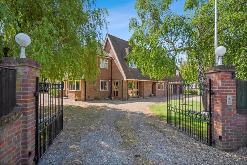 5 bed detached house for sale in Thame Road, Longwick, Princes Risborough HP27, £950,000