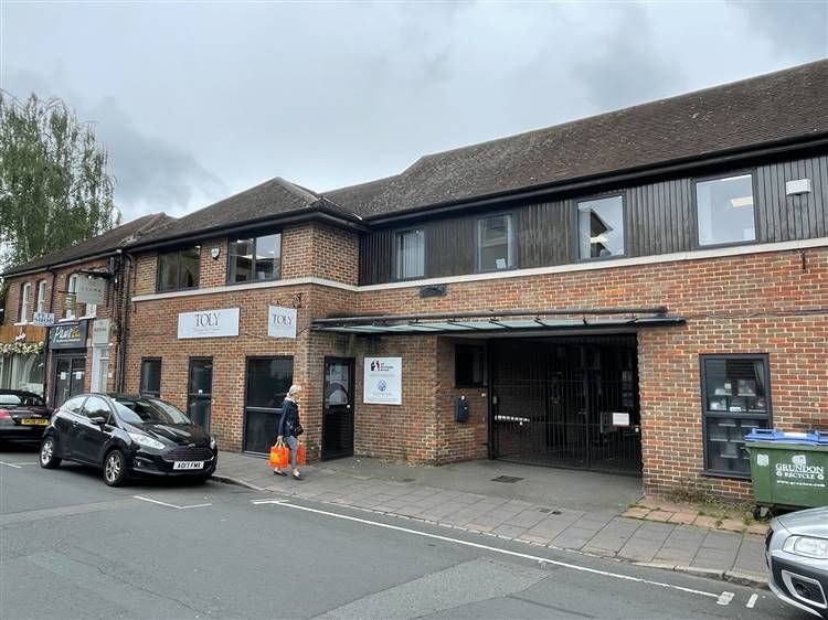 Commercial property to let in Ground Floor Office, 9 Station Road, Marlow SL7, £22,410 pa
