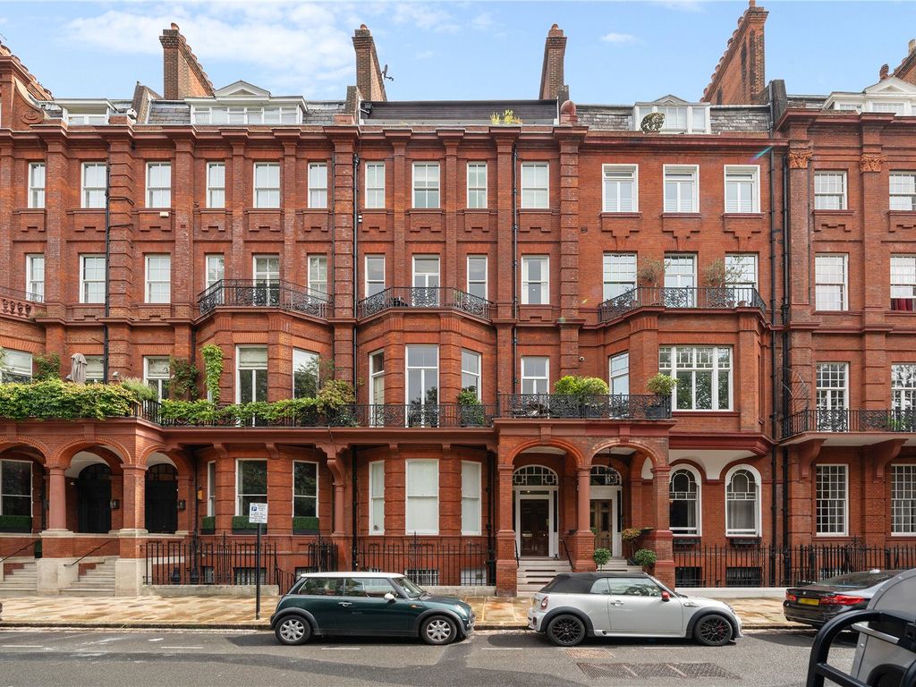 2 bed flat for sale in Cadogan Square, Knightsbridge SW1X, £2,590,000