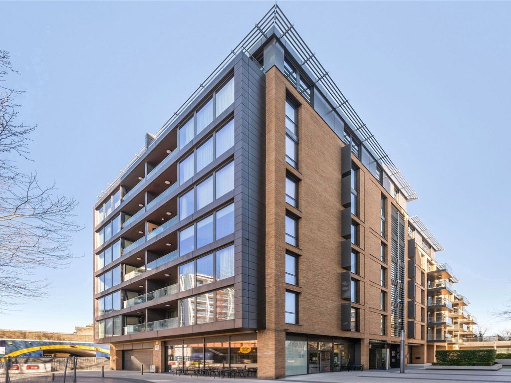 2 bed flat for sale in Capital House, 4 Plaza Gardens SW15, £600,000