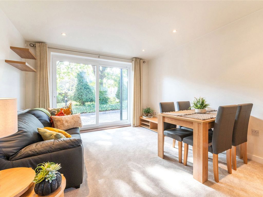 2 bed flat for sale in West Hill, Putney SW15, £450,000